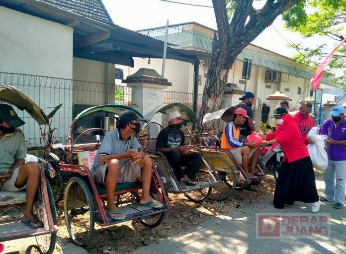 Peduli Covid-19, Road Show Anggota DPRD Blora Bagikan Paket Sembako