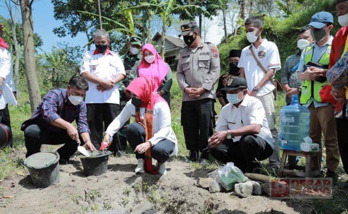Peletakkan Batu Pertama Pembangunan Jembatan Gantung, Sri Mulyani Semoga Bisa Bermanfaat Bagi Masyarakat