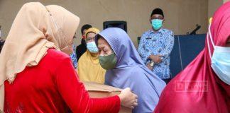 Peringatan HUT Kemerdekaan RI ke-76, Bupati Tiwi Berbagi Kebahagiaan Kepada Lansia