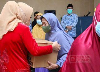 Peringatan HUT Kemerdekaan RI ke-76, Bupati Tiwi Berbagi Kebahagiaan Kepada Lansia