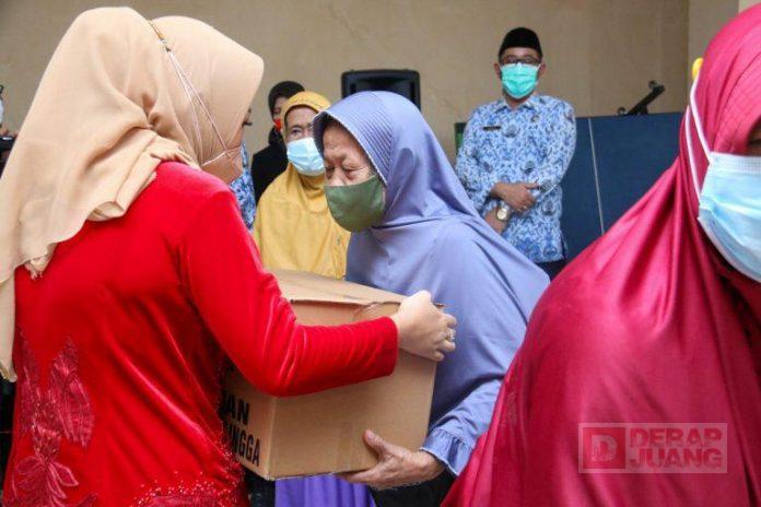 Peringatan HUT Kemerdekaan RI ke-76, Bupati Tiwi Berbagi Kebahagiaan Kepada Lansia