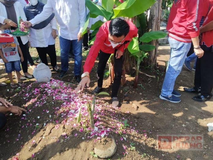 Peringati 40 Hari Meninggalnya Sang Ayah, AMJ Yusuf Gelar Tabur Bunga
