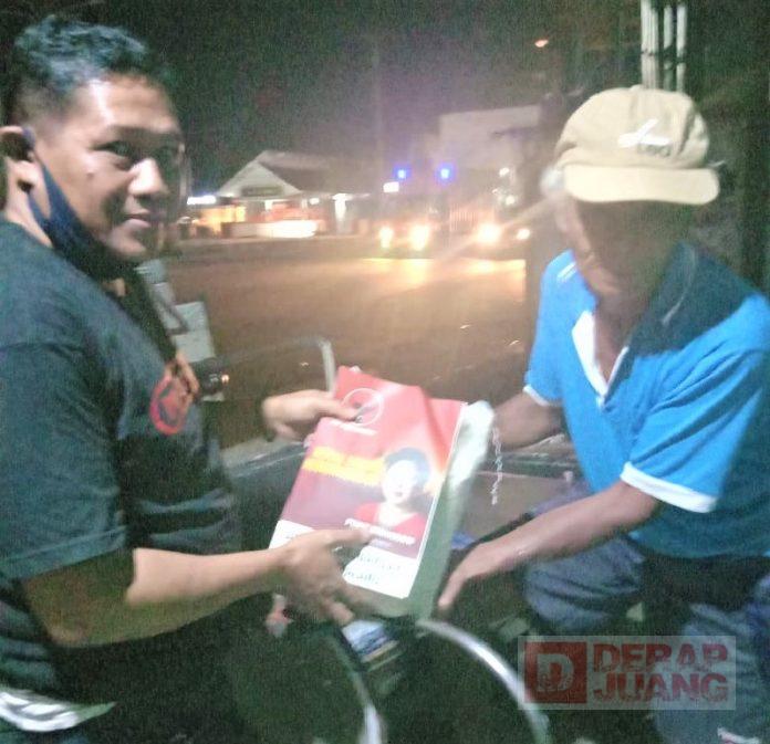 Perpanjangan PPKM Direspons Nuryani dengan Mendekat ke Warga dan Bagikan Beras (2)