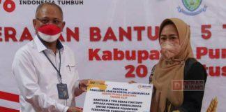Program Bulog Peduli, Bupati Tiwi Serahkan Bantuan Beras Kepada Ponpes