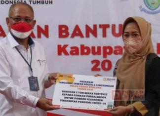 Program Bulog Peduli, Bupati Tiwi Serahkan Bantuan Beras Kepada Ponpes