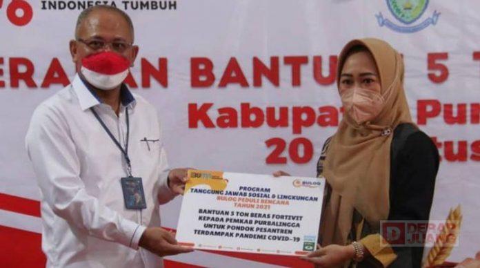 Program Bulog Peduli, Bupati Tiwi Serahkan Bantuan Beras Kepada Ponpes