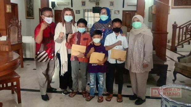 Puan Maharani Berikan Bantuan Kepada 3 Anak Yatim Piatu Akibat Covid-19 di Sragen