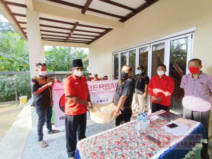 Relawan Selalu Bersyukur Bagikan Sembako di Purwojati