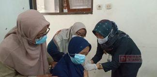 Ristawati Suntik Langsung Vaksin Covid-19 Bagi Disabilitas di Kebumen