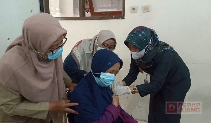 Ristawati Suntik Langsung Vaksin Covid-19 Bagi Disabilitas di Kebumen