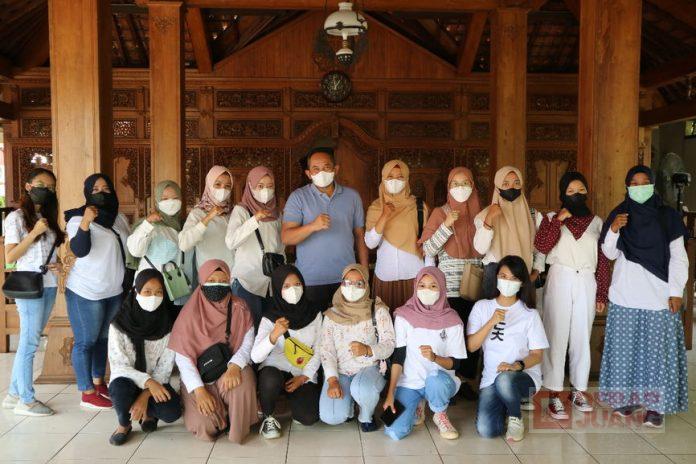 Rober Christanto Dukung Srikandi P4GN Lawu Lakukan Baksos di Masa Pandemi Covid-19