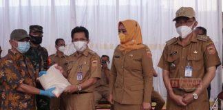 Salurkan Bantuan, Bupati Afif Ajak Warga Bergotong Royong di Masa Pandemi