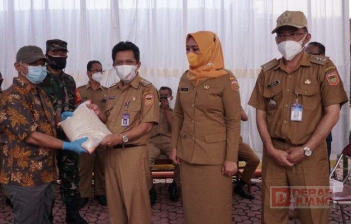 Salurkan Bantuan Kemensos, Bupati Afif Ajak Warga Bergotong Royong di Masa Pandemi