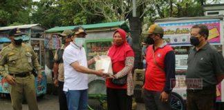 Sambangi PKL, Bupati Afif Edukasi Prokes Covid-19 dan Bagikan Bantuan