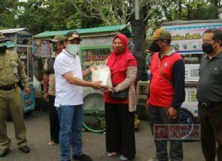 Sambangi PKL, Bupati Afif Edukasi Prokes Covid-19 dan Bagikan Bantuan