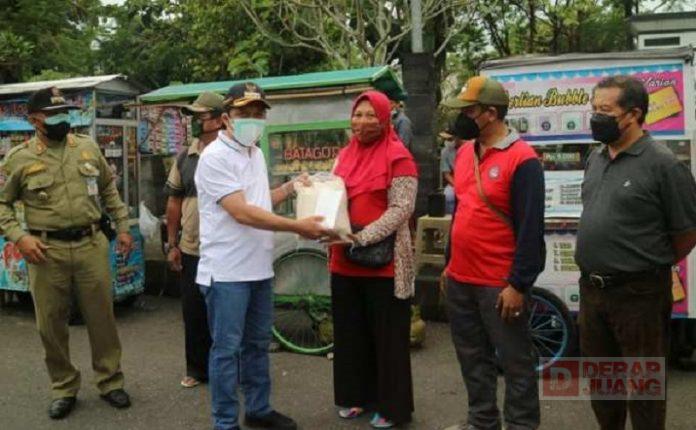 Sambangi PKL, Bupati Afif Edukasi Prokes Covid-19 (2)