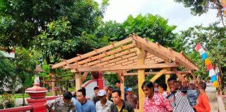 Sambut HUT Kemerdekaan RI ke-76, Komunitas Juang Klaten Gotong Royong Bangun Posko PDI Perjuangan