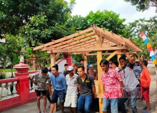 Sambut HUT Kemerdekaan RI ke-76, Komunitas Juang Klaten Gotong Royong Bangun Posko PDI Perjuangan