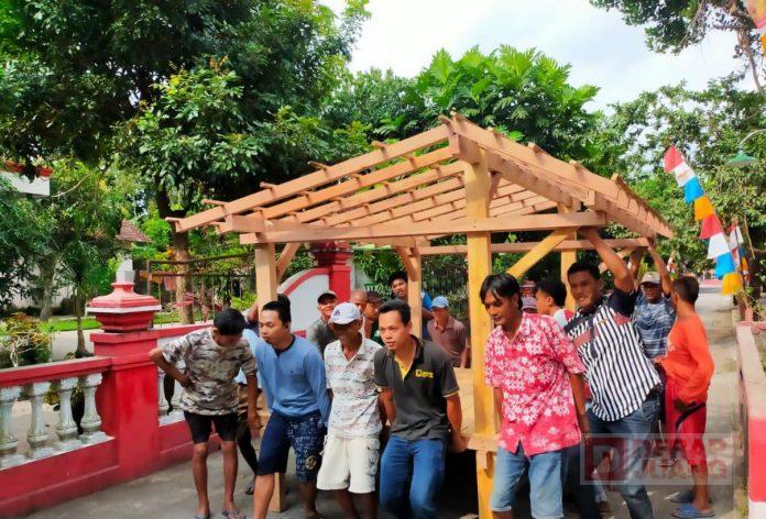 Sambut HUT Kemerdekaan RI ke-76, Komunitas Juang Klaten Gotong Royong Bangun Posko PDI Perjuangan