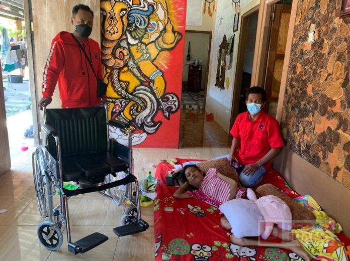 Senyum Sumiati Terima Kursi Roda yang Lama Didamba