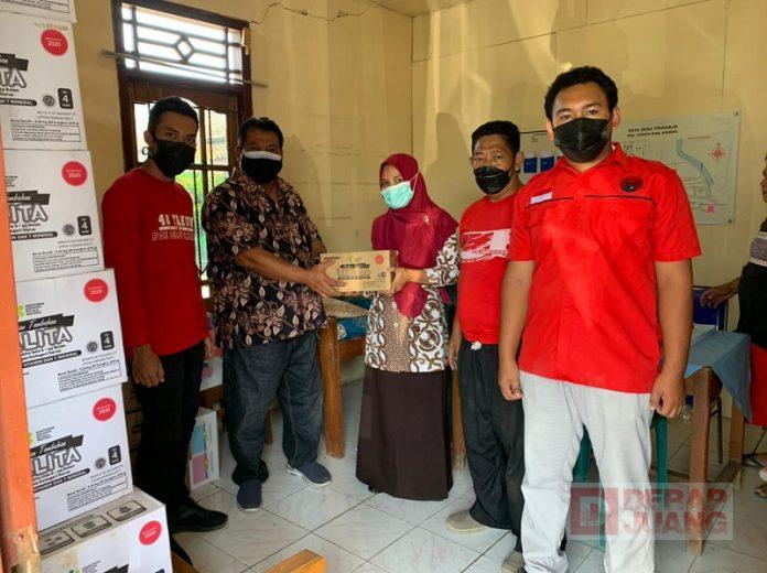 Serahkan Bantuan, Suyuti; Bukti Kepedulian Bu Tuti pada Konstituen