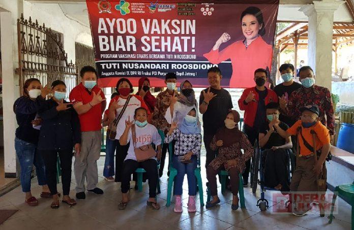 Sinergitas Sentra Vaksinasi Tuti Roosdiono bersama DPC PDI Perjuangan Kota Salatiga