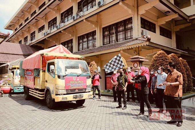 Sri Mulyani Salurkan Bantuan Beras dari Kemensos RI Kepada Masyarakat Terdampak Covid -19