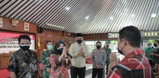 Sri Mulyani Salurkan Bantuan Sembako Kepada Pelaku Seni Budaya dan PKL