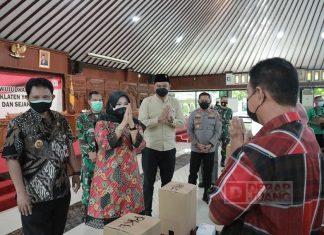 Sri Mulyani Salurkan Bantuan Sembako Kepada Pelaku Seni Budaya dan PKL