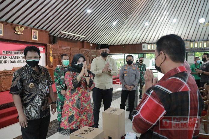 Sri Mulyani Salurkan Bantuan Sembako Kepada Pelaku Seni Budaya dan PKL