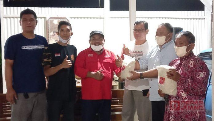 Tengah Malam, Ridwan Bergerak Salurkan Bantuan ke Warga Madugowongjati