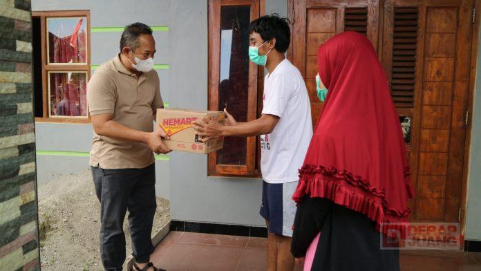 Terjun ke Masyarakat, Rober Christanto Berikan Sembako Kepada Warga yang Menjalani Isoman