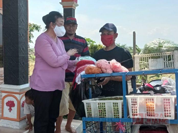 Tumbuhkan Ekonomi, dr. Messy Beri Bantuan Gerobak Sayur