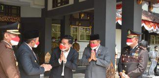 Tunjukkan Spirit Gotong Royong, Rober Christanto Terima Bantuan Oksigen dari Walikota Surakarta