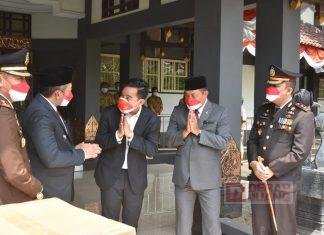 Tunjukkan Spirit Gotong Royong, Rober Christanto Terima Bantuan Oksigen dari Walikota Surakarta