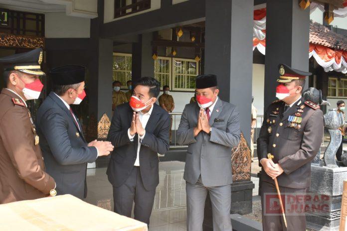 Tunjukkan Spirit Gotong Royong, Rober Christanto Terima Bantuan Oksigen dari Walikota Surakarta