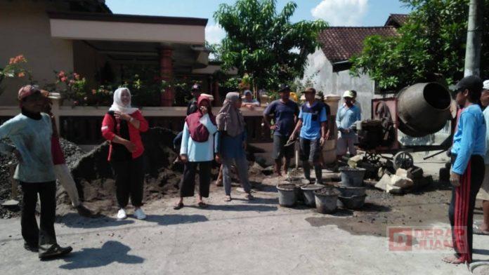 Turun Lapangan, Hartanti Ikut Bantu Kegiatan Betonisasi Jalan Bersama Masyarakat