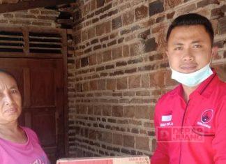 Turun Lapangan, PAC PDI Perjuangan Mojogedang Berikan Bantuan Kepada Warga Terdampak Covid-19