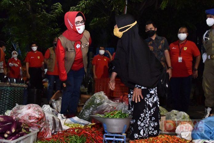 Usai Subuh, Bupati Etik Sidak Penerapan Prokes di Pasar Ir. Soekarno (2)