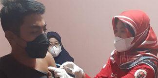 Wakil Bupati Kebumen Berjibaku Beri Vaksinasi Covid-19