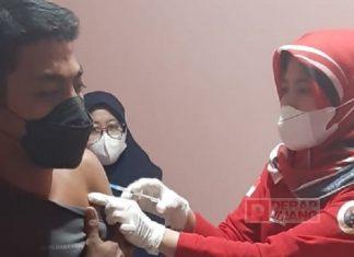 Wakil Bupati Kebumen Berjibaku Beri Vaksinasi Covid-19