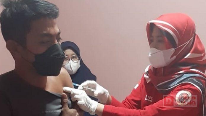 Wakil Bupati Kebumen Berjibaku Beri Vaksinasi Covid-19