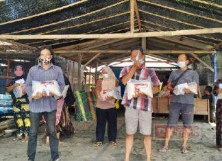 Mengawali Peringatan HUT RI, Dewi Aryani Bagikan Bantuan untuk Pedagang di Pantai Cemara