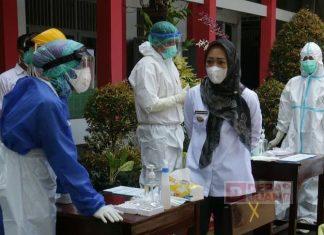 Tinjau Pelaksanaan Rapid Antigen di Sekolah, Bupati Tiwi: Prokes Harus Tetap Dilaksanakan