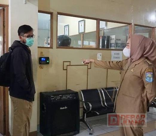 Absensi Finger Print Kembali Diberlakukan, Bupati Tiwi Sidak Kehadiran ASN