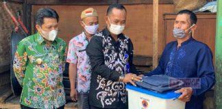 Afif Nurhidayat Serahkan Bantuan Korban Kebakaran Rumah