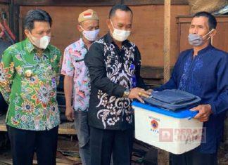 Afif Nurhidayat Serahkan Bantuan Korban Kebakaran Rumah