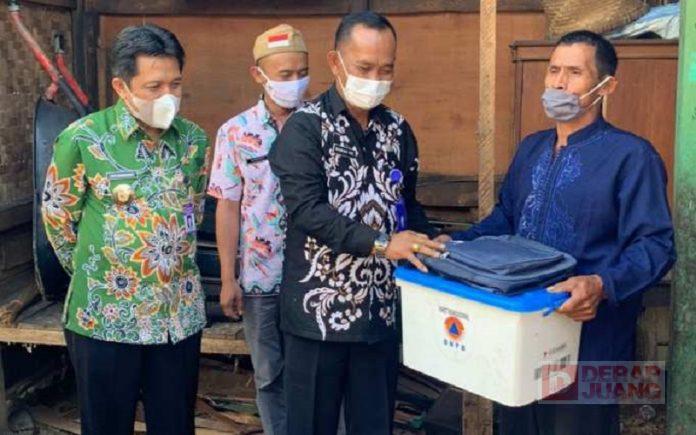 Afif Nurhidayat Serahkan Bantuan Korban Kebakaran Rumah