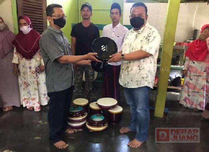 Bayu Aji Salurkan Bantuan Alat Musik Kesenian Islami