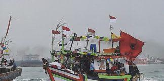 Bendera PDI Perjuangan Ramaikan Sedekah Laut di Kota Tegal